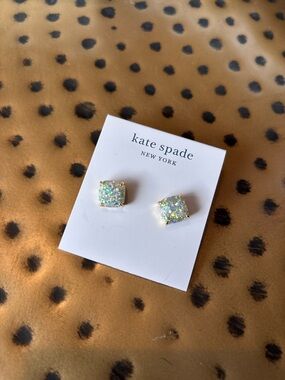 kate spade gold stud earrings on pink display card